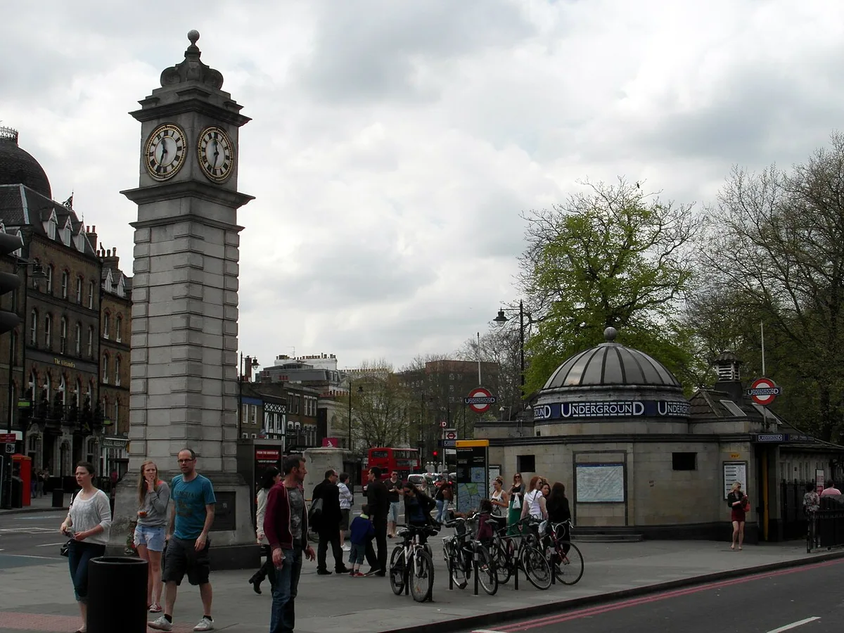 Clapham Common Station (8714314415)