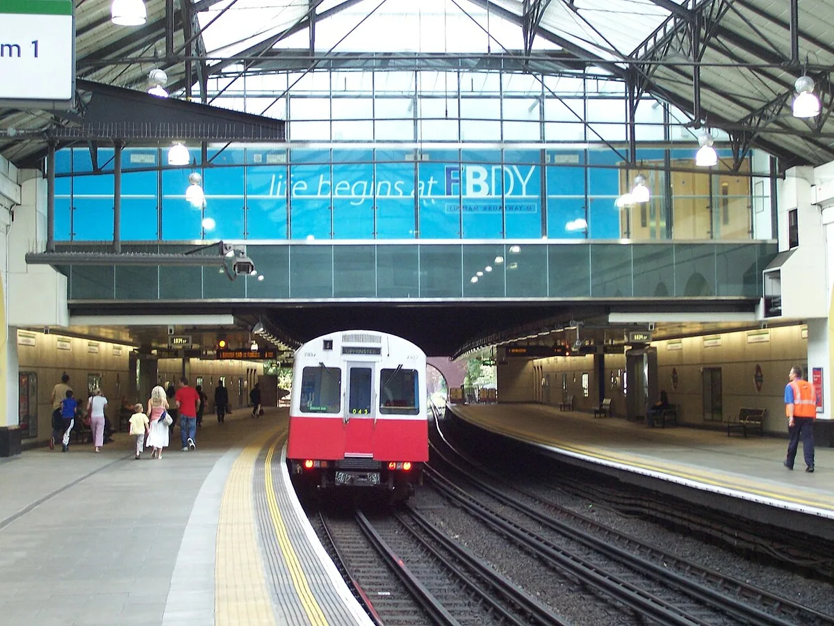 Train leaving Fulham Broadway. (109797846)