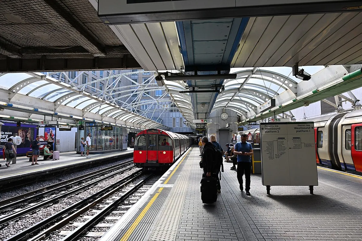 A westbound Piccadilly Line train enters Hammersmith Station.