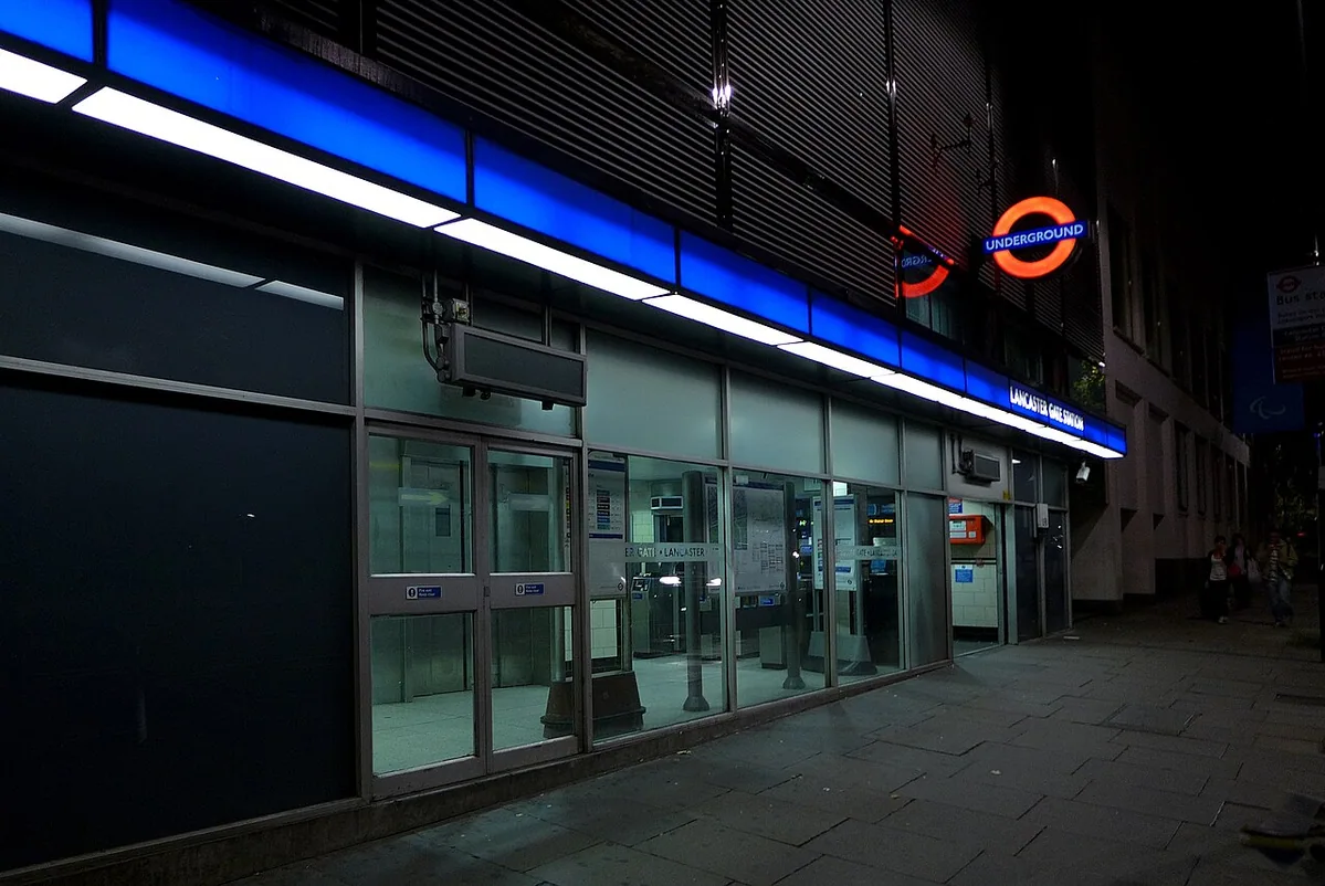 Aussenansicht der Station Lancaster Gate (Central Line) am Abend. Aufnahmedatum 2012-05.