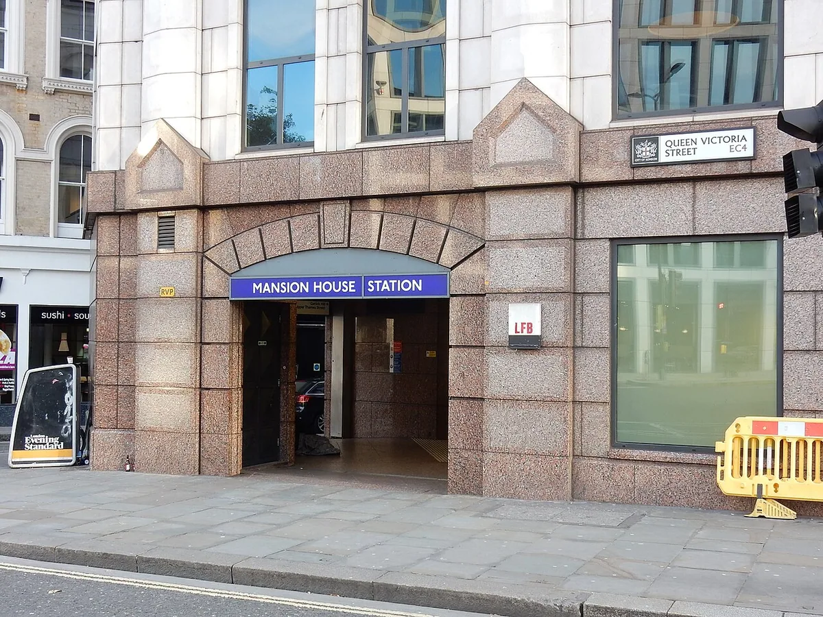 Mansion House station main northern entrance in 2019