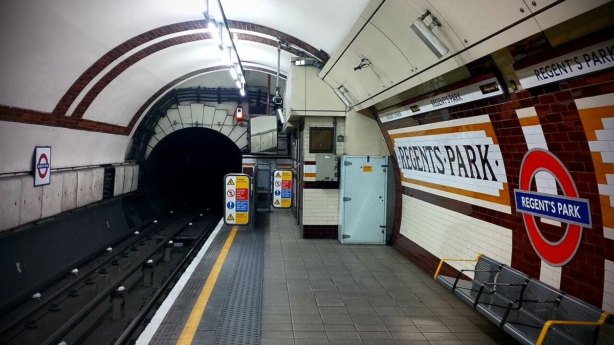 Regent's Park tube station, interior (2013).