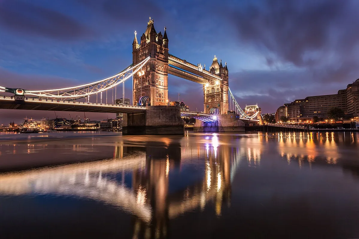 Tower Bridge : pre-dawn light over London's most iconic landmark.